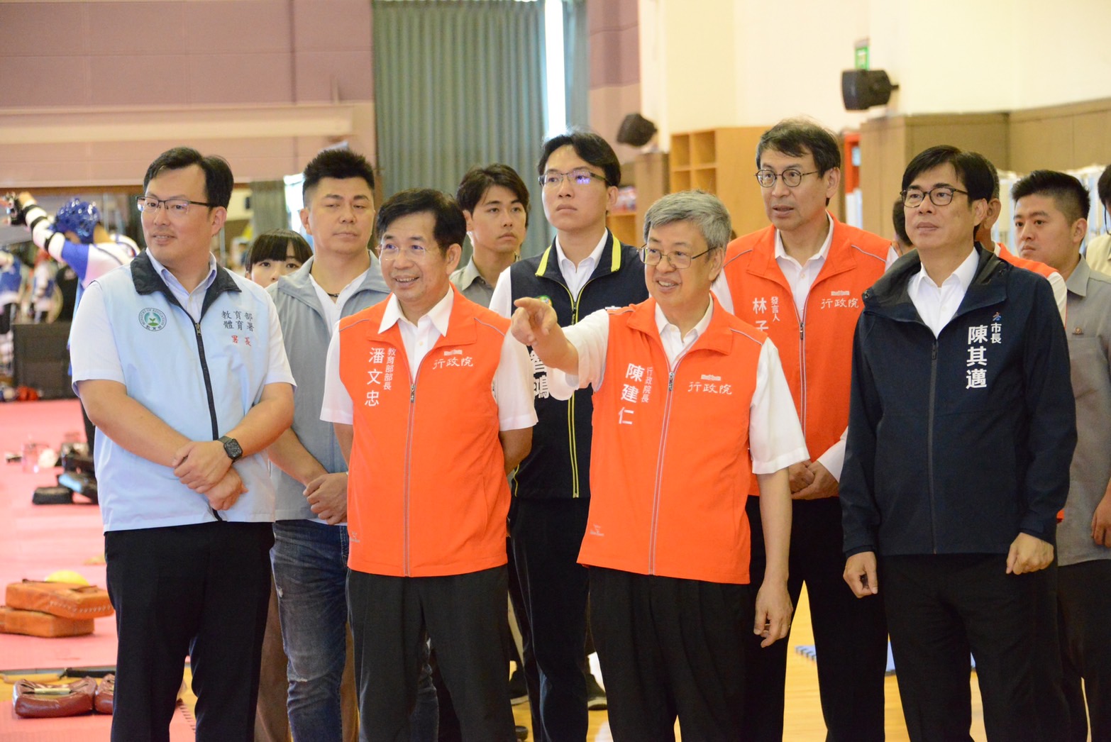 (圖)Accompanied by Minister of Education Pan Wen-chung (left 2, front row) and Sports Administration Director-General Cheng Shih-chung(left 1, front row), Premier Chen Chien-jen (right2, front row), visited the various venues of the National Sports Training Center and preparatory support situation for FISU World University Games and Asian Games athletes.
